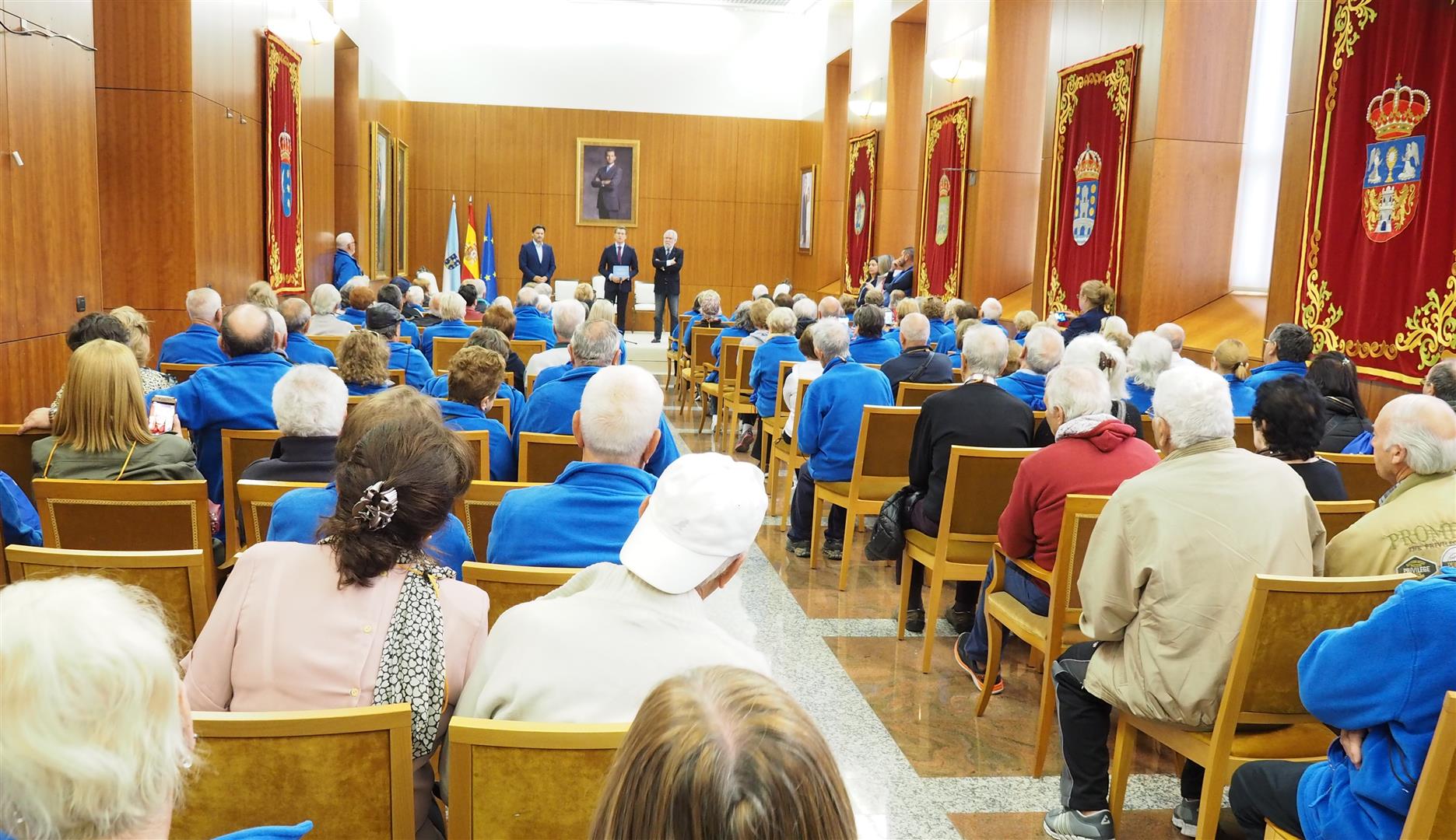 Participantes no programa “Reencontros coa terra” visitaron o Parlamento de Galicia